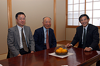 （左）松谷良清さん（中央）松谷鷹太郎さん（右）仁坂知事