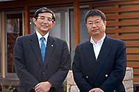 モデルハウス前にて(左)仁坂知事(右)榎本さん