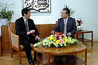 対談風景(左 仁坂知事 右 島社長)