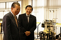 博物館にて(左 島社長 右 仁坂知事)