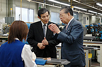 工場にて(針の装填について知事に説明する島社長)