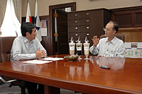 対談風景(左 仁坂知事 右 谷口さん)