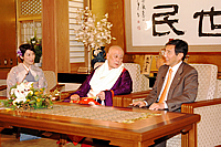 左:笠野さん(WTV) 中央:松長座主 右:仁坂知事