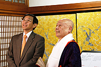 金剛峯寺内の説明をされる松長座主と仁坂知事