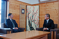 左：仁坂知事　右：細川社長
