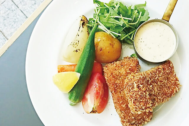 東京都内のレストラン「100本のスプーン」の期間限定メニューであるシイラの料理