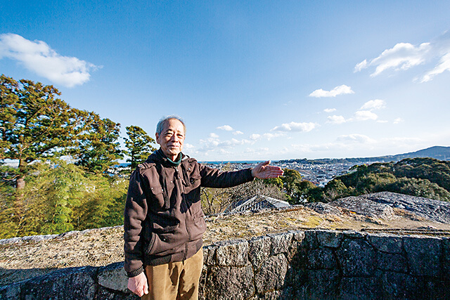 熊野川沿岸にある新宮城跡に立つ中瀬古友夫さん