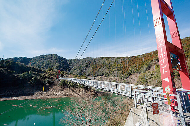 日高川、椿山ダムに架かる吊り橋。やまびこを楽しめるポイントが点在。