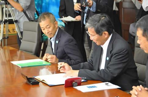 仁坂知事が協定書に署名の写真