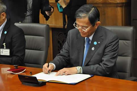 　仁坂知事が協定書に署名の写真