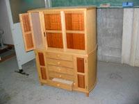 作製した家具の写真（2段になった家具。上は開き戸がついており、下は引き出しがついている。）