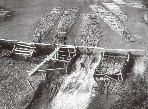 河川を活用した木材の輸送（鉄砲ぜき）の写真