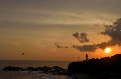 6月潮岬灯台の夕陽の画像