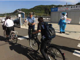 自転車のマナーを指導する警察官