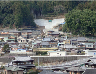 山の斜面を砂防堰堤した画像