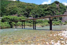 古座川の潜水橋の写真