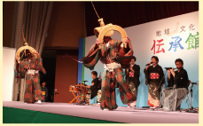 伝承館での伝統的な踊りの写真