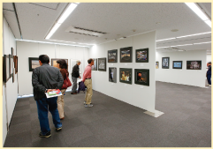 美術展覧会の様子の写真