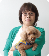 宮本 弘美さんと聴導犬マミちゃんの写真