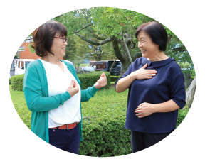 手話で話している写真