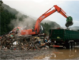 復旧を阻む廃棄物を早期撤去する様子の画像