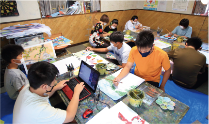 和歌山市の田辺絵画教室で絵画を楽しんでいる様子