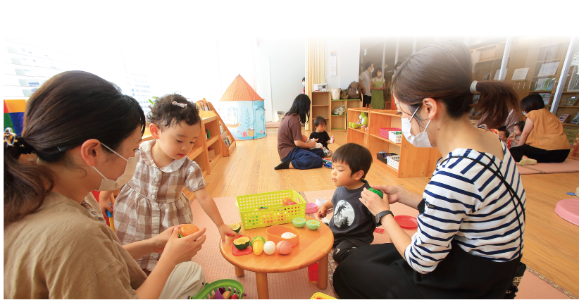 親と子どもたちが遊んでいる様子