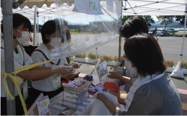 高校生が商品開発した梅干し販売の様子
