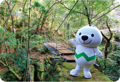 筏師の道(立合川の吊り橋)を紹介するきいちゃんの画像