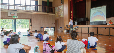 小学校で講座をしている画像