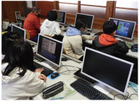 小学生がパソコンを使って取り組む様子