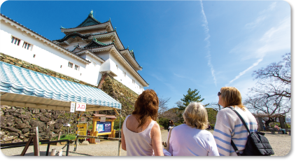 和歌山城を眺める外国人観光客の写真