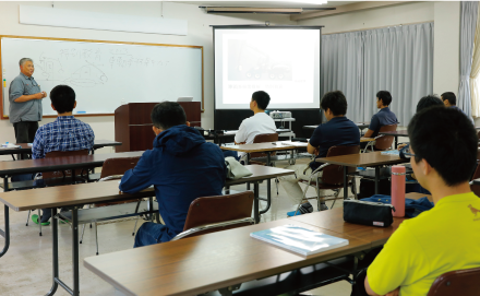 座学の授業をしている写真