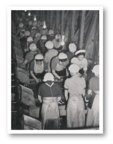 缶詰工場で働く女性たちの写真