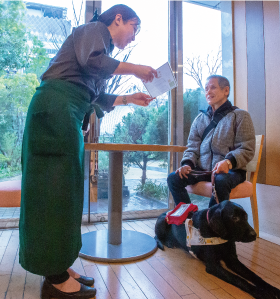 宮地良和さんと盲導犬スイングの写真