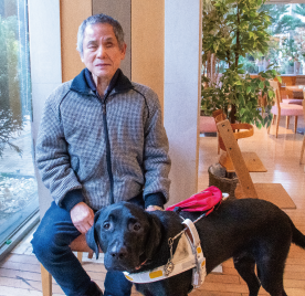 宮地良和さんと盲導犬スイングの写真