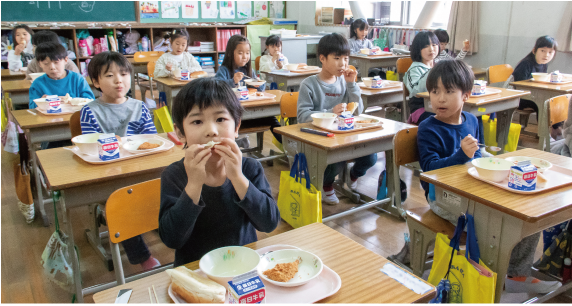 小学校での給食風景の画像