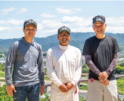 經田さんの研修受入農家(右から)小畑 公貴さん 亀井 勇希さん 土橋 弘誠さんの写真