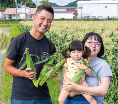 わかやましらはま農家 園主 遠藤 賢嗣さんと家族の写真