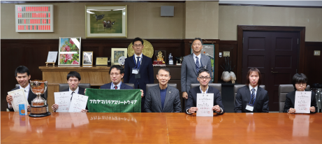 知的障害者の日本選手権大会「日本ID陸上競技選手権大会」での入賞報告のため知事を訪問した和歌山パラアスリートクラブの皆さん