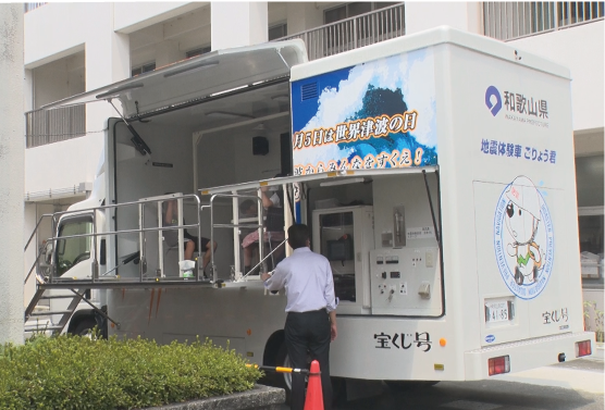 地震体験車「ごりょう君」を体験している様子
