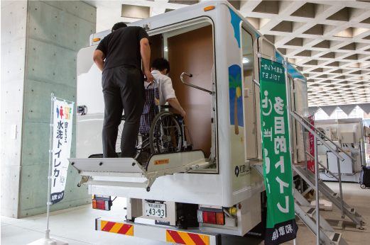 トイレカーを車椅子で利用する様子