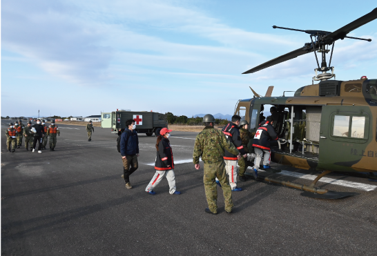 県や陸上自衛隊が実施するヘリコプターなどを使った大規模災害を想定した訓練の様子