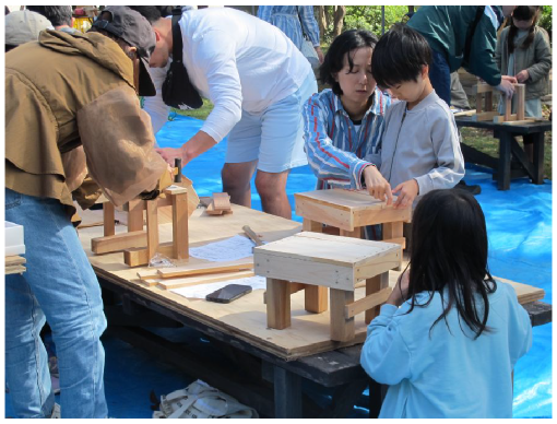 木材を使った工作作業の様子