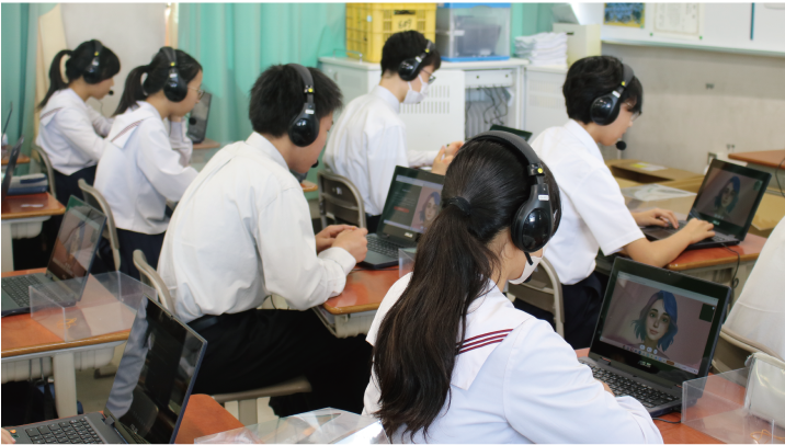 パソコンに向かって英会話授業をする様子