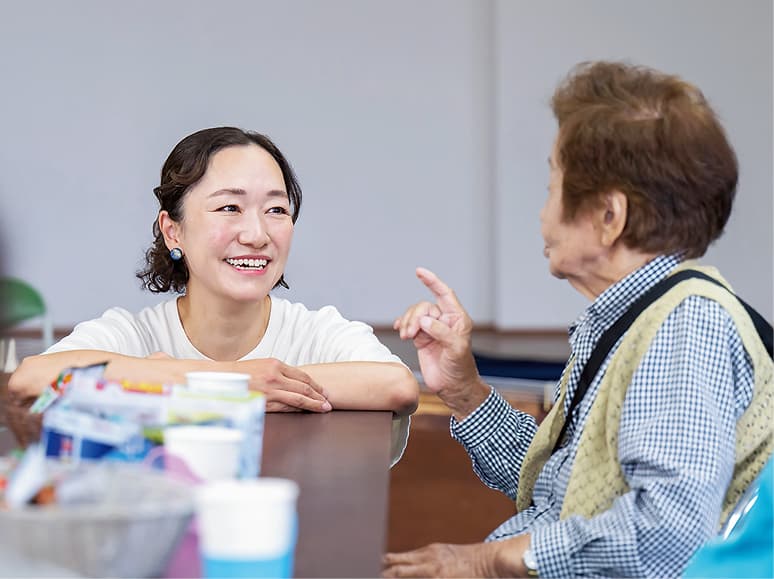 地域おこし協力隊員と地域の方が談笑している様子