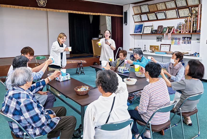 地域おこし協力隊員と地域の方々の交流会の様子