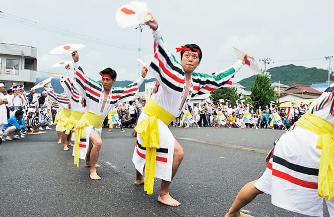 三輪崎の鯨踊の様子