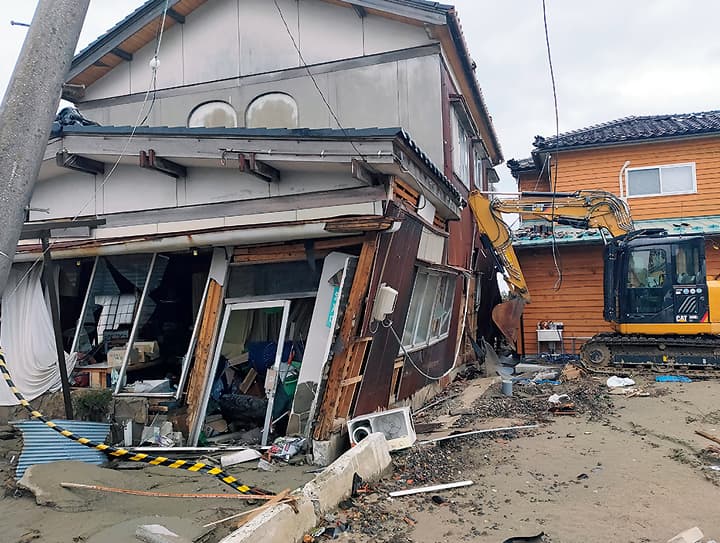 能登半島地震で倒壊した住宅の写真