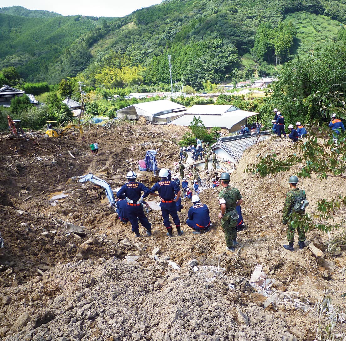 写真：崩壊により土砂が住居まで到達した現場